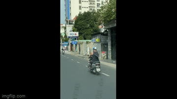 Ngỡ ngàng cảnh người đàn ông ở TP.HCM đi xe máy đeo biển