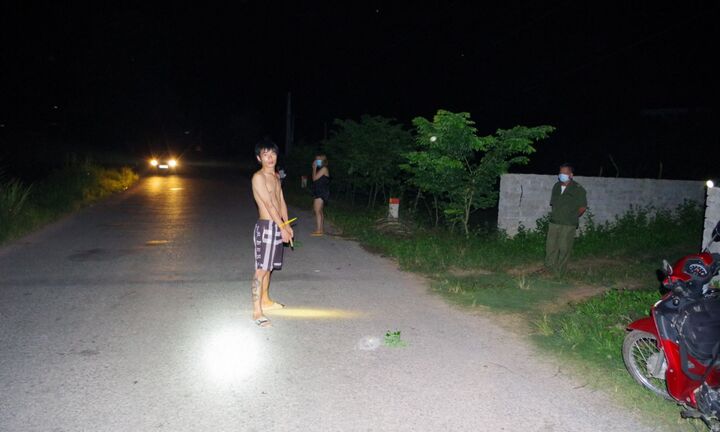 Đang đi tập thể dục, cô gái trẻ bị thanh niên túm tóc, dùng dao cứa cổ trong đêm