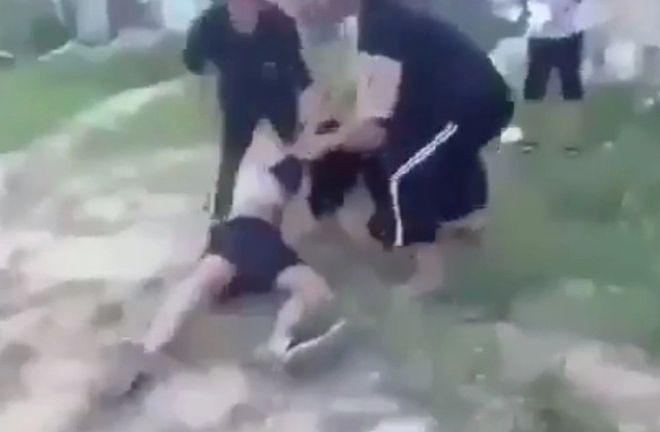 Vụ clip nữ sinh bị đánh hội đồng, lột áo giữa ban ngày: Gia đình nạn nhân nói gì?