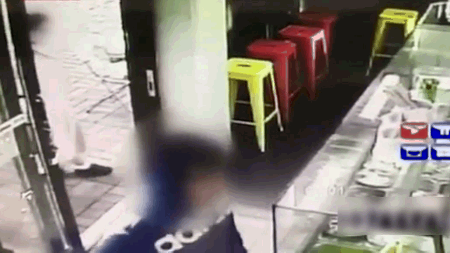 Video: Bị cướp đe dọa, chủ quán vác 2 con dao thái thịt lao ra đuổi chém và cái kết