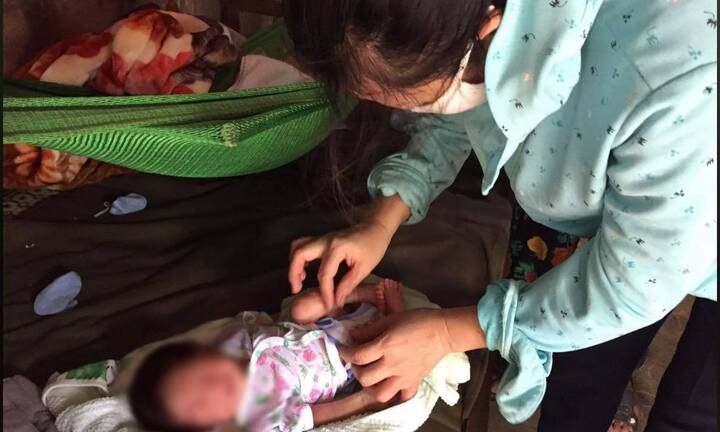 Xót xa bé trai sơ sinh bọc trong chăn bị bỏ rơi trong trang trại chăn nuôi