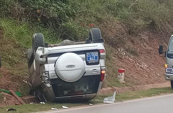 Tông vào xe máy không biển số, ô tô cứu thương lật ngửa