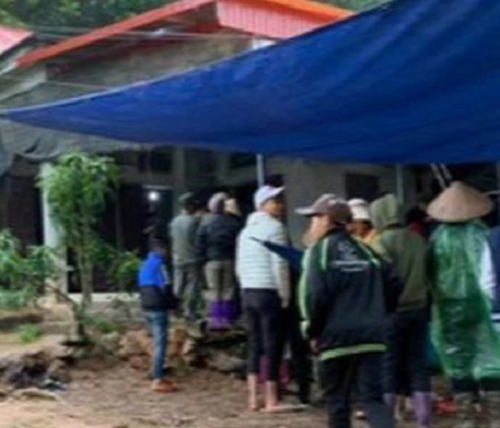 Phát hiện bé trai 10 tuổi tử vong trong tư thế quỳ ở cầu thang