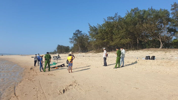 Kinh hãi phát hiện 2 thiếu nữ nằm bất động trên bãi biển, người tử vong, người thoi thóp
