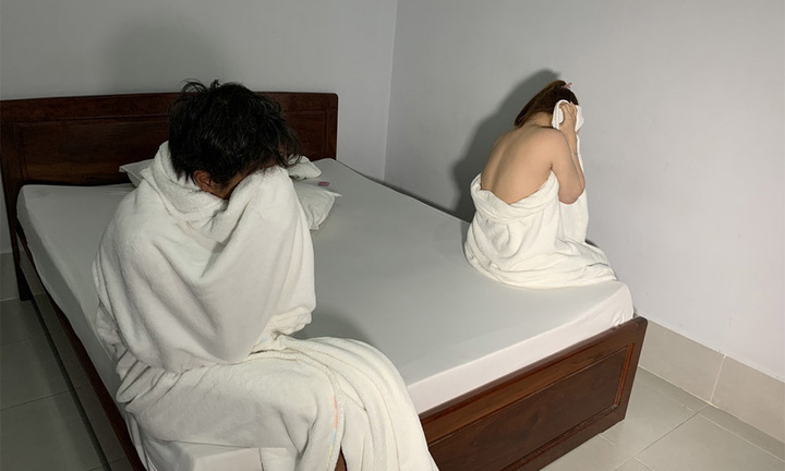 Bắt quả tang 2 cô gái bán dâm cho khách trong nhà nghỉ: Bà chủ khai gì?