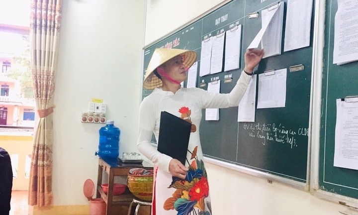 Bức ảnh thầy giáo ở Nghệ An mặc áo dài nữ thướt tha gây xôn xao: Nhà trường nói gì?
