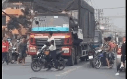 Vụ clip nhóm thanh niên đập phá xe tải, hành hung tài xế giữa đường: Người dân nói gì?