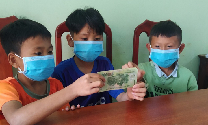 Hành động đẹp: Đi đá bóng nhặt được tiền, 3 nam sinh lớp 5 nhờ công an trả lại người mất