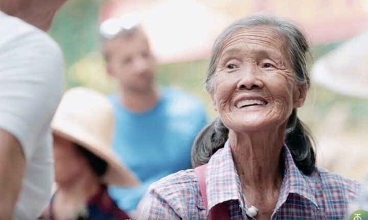 Chân dung cụ bà 77 tuổi chỉ học hết lớp 3 nhưng nói được 11 thứ tiếng