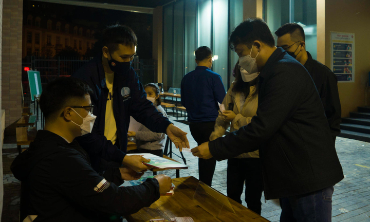 Phụ huynh Hà Nội trắng đêm xếp hàng mua hồ sơ xin học lớp 1 cho con