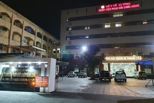 Hốt hoảng phát hiện người đàn ông rơi từ tầng ̉6 bệnh viện xuống cầu thang bộ