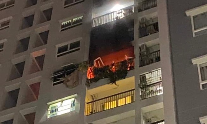 Chung cư bốc cháy dữ dội, 2 phụ nữ rơi từ tầng 10 tử vong