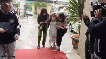 Nữ nghi phạm phóng hỏa làm 1 người chết ở Hà Nội được công an dìu về trụ sở