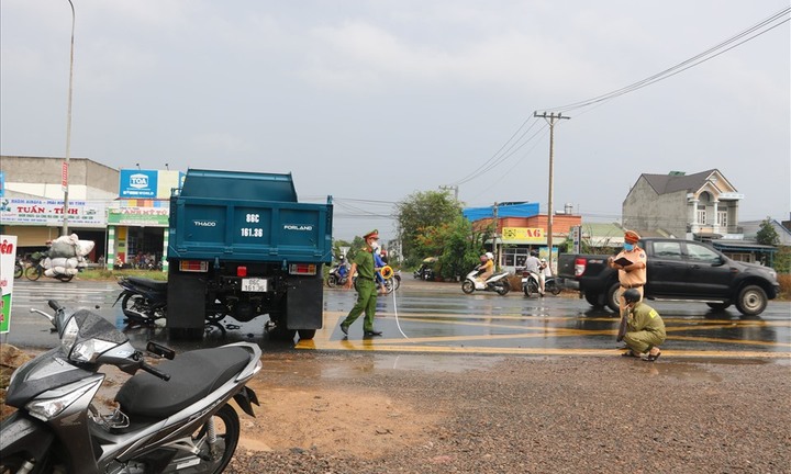 Xe máy găm chặt hông xe ben giữa trời mưa, nam sinh 16 tuổi tử vong thương tâm