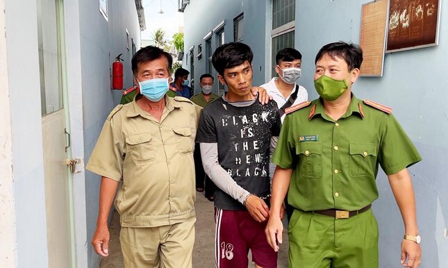 Vụ trèo vào nhà vệ sinh đâm chết 