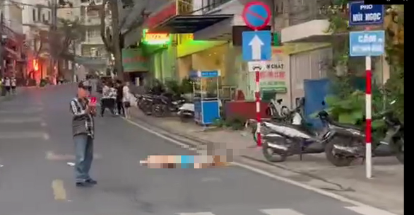 Chủ khách sạn tá hỏa phát hiện nữ du khách nằm bất động trên mặt đường