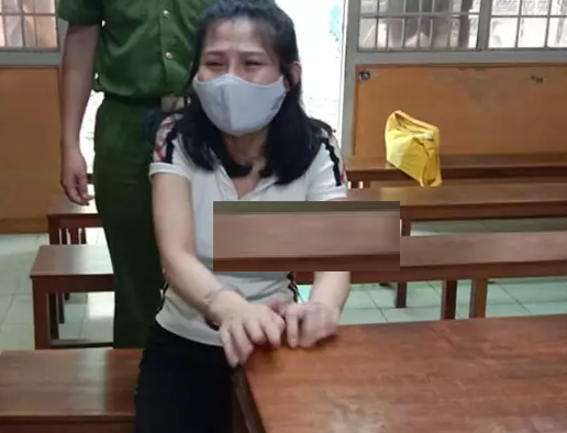 Cô gái đâm chết người yêu vì không đeo nhẫn cưới bật khóc nức nở tại tòa