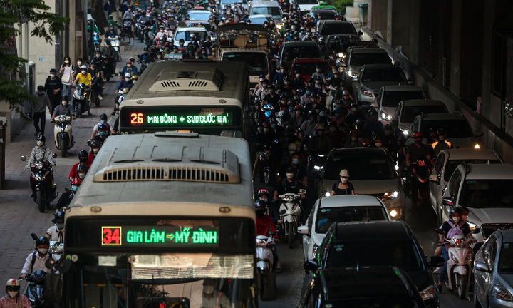 Người dân nườm nượp về quê nghỉ lễ Giỗ Tổ Hùng Vương, cửa ngõ Hà Nội ùn tắc kéo dài