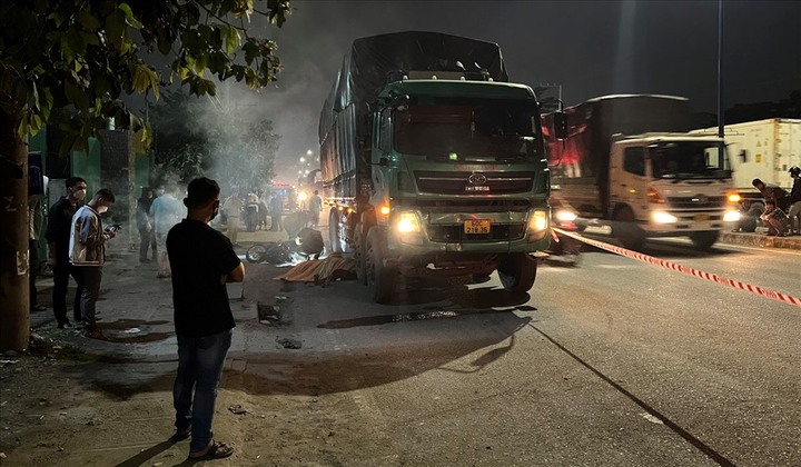 Người vợ khóc ngất tại hiện trường 2 cha con bị tai nạn tử vong dưới gầm xe tải