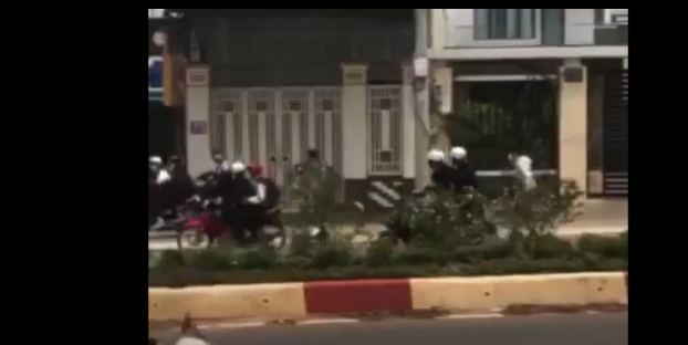 Vụ clip nam sinh lớp 12 bị kẻ lạ mặt cầm dao đuổi đánh lúc tan học: Nhà trường nói gì?