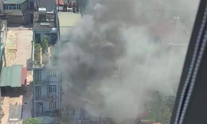 Cháy ngùn ngụt tại quán bún chả giữa trưa, nhiều người hốt hoảng tháo chạy