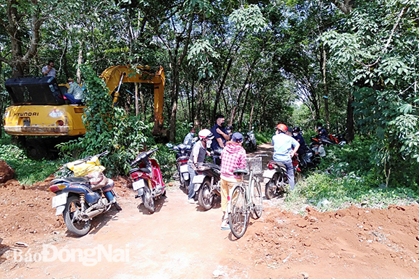 Nhiều người dân hiếu kỳ đến xem hiện trường vụ người đàn ông chết treo cổ trong lô cao su
