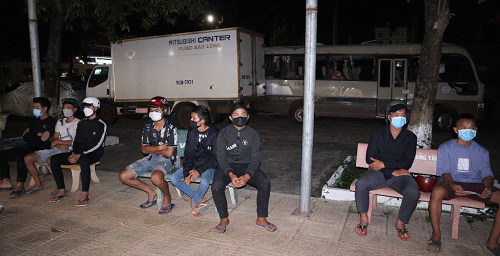 Công an vây ráp, bắt nhóm thanh thiếu niên nẹt pô, đánh võng trên đường