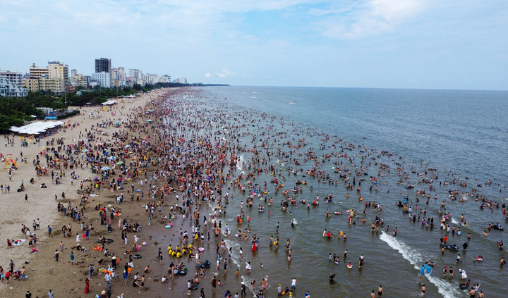 Bãi biển Sầm Sơn ken đặc người ngày đầu nghỉ lễ 30/4 - 1/5