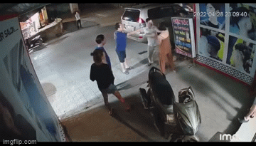 Thông tin bất ngờ vụ Phó trưởng công an phường bị tố xông vào tiệm tóc đánh phụ nữ