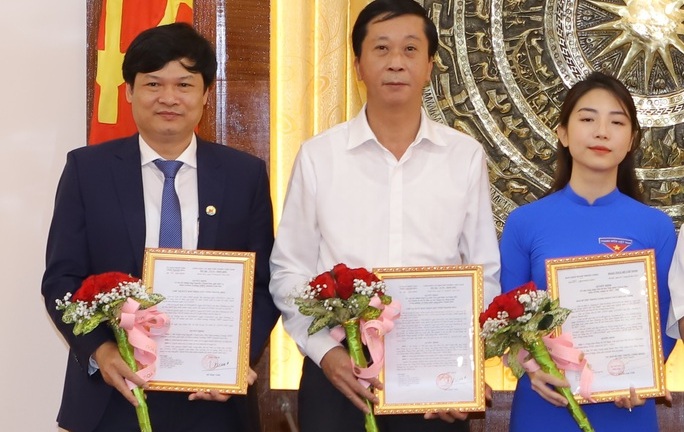 Tân Hiệu trưởng Trường THPT chuyên Lam Sơn vừa được Chủ tịch tỉnh Thanh Hóa bổ nhiệm là ai?