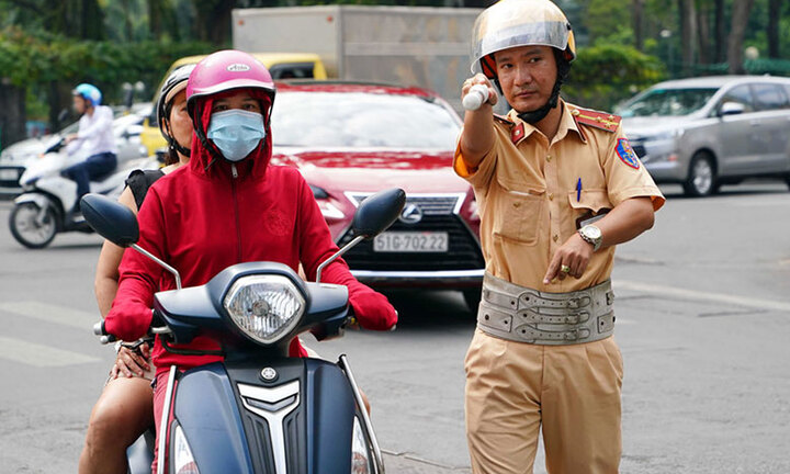 Khi đang lái xe máy không được làm những điều này