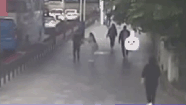 Video: Bị sàm sỡ, cô gái tung