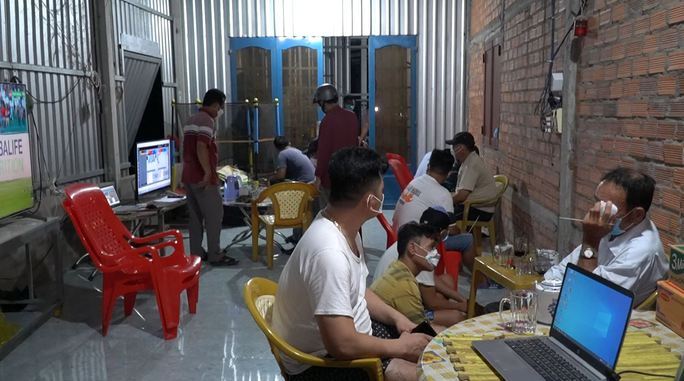 Bí mật trong kho chứa rơm giữa cánh đồng vắng