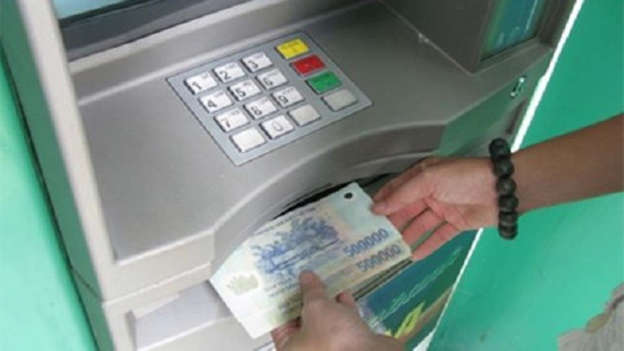 Đi rút tiền, sững sờ phát hiện tập tiền 500.000 đồng bị bỏ quên tại cây ATM