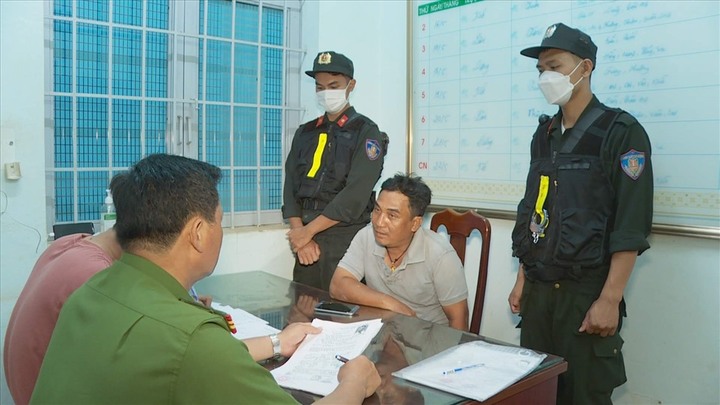 Bị truy nã toàn quốc, gã đàn ông chui lủi qua nhiều tỉnh rồi sống chung với một phụ nữ