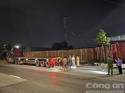 Đi đám ma về, người đàn ông tử vong tại chỗ sau cú tông đuôi container đang đậu