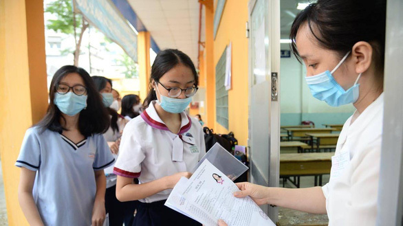 Thi tốt nghiệp THPT 2022: Vì sao đồ dùng, tư trang của thí sinh để cách phòng thi 25m?