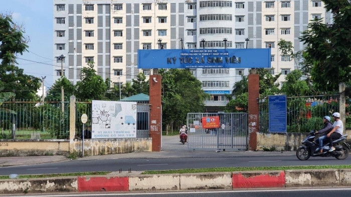 Đi dự sinh nhật về, nam sinh lớp 12 bị nhóm