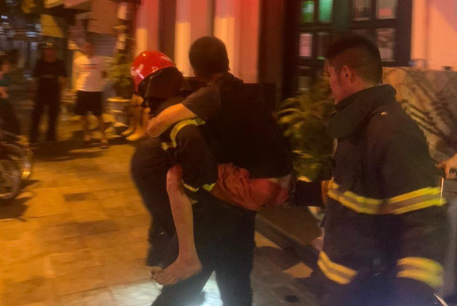Cháy nhà trên phố cổ Hà Nội, cứu 2 người mắc kẹt