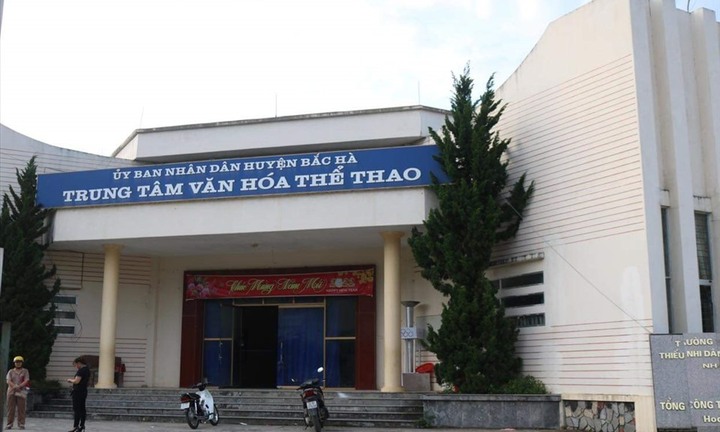 Xe máy lao xuống vực sâu ở Lào Cai, một phóng viên tử vong