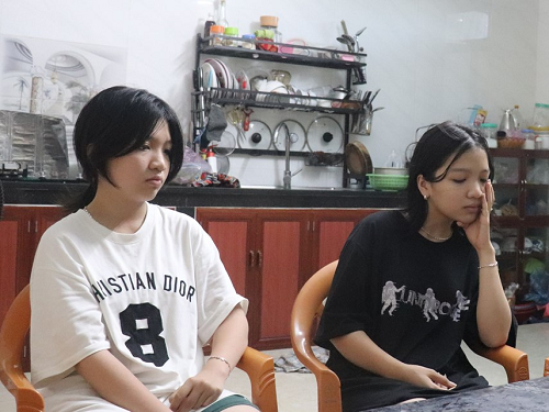 Cặp chị em song sinh ở Thanh Hóa mồ côi cha, cùng đậu trường chuyên với điểm