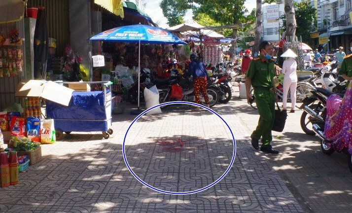 Vụ người mua hàng đâm chết nhân viên quản lý chợ: Diễn biến mới nhất
