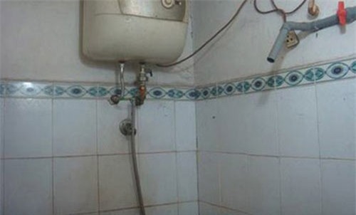 Con trai bàng hoàng phát hiện mẹ già 76 tuổi tử vong trong nhà tắm, thi thể đang phân hủy