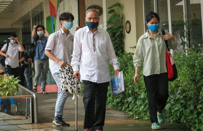 Thí sinh đặc biệt nhất ở Hà Nội: Cụ ông 82 tuổi chống gậy đi thi 