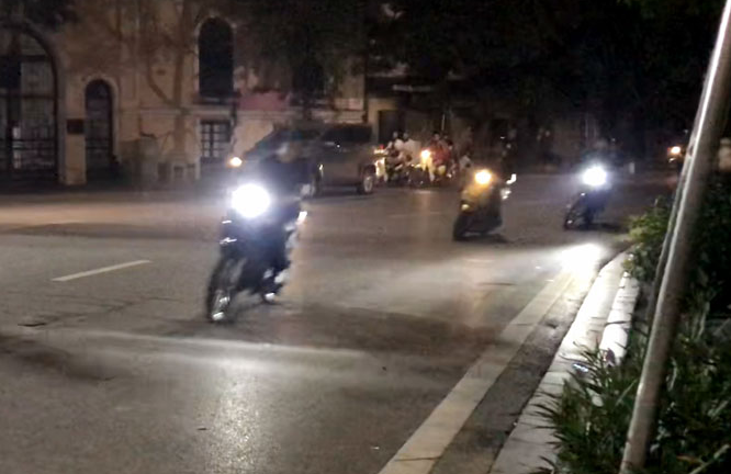 2 nam sinh cấp 3 đầu trần lạng lách, đánh võng 