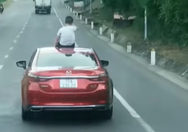 Để con trai 9 tuổi ngồi trên mui ô tô đang chạy, người mẹ bị tước bằng lái 2 tháng