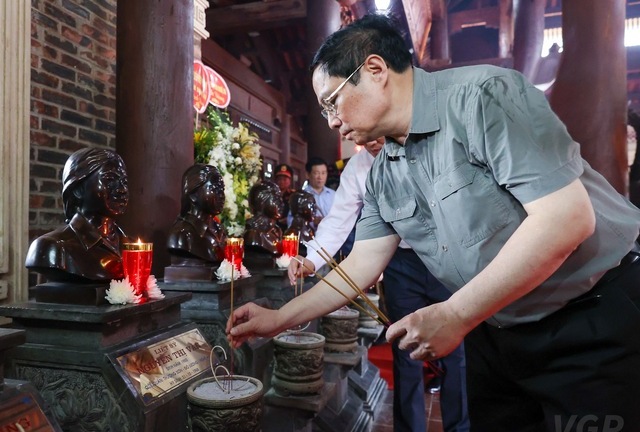 Thủ tướng dâng hương tưởng niệm Chủ tịch Hồ Chí Minh, tri ân anh hùng, liệt sĩ tại các ‘địa chỉ đỏ’ ở Nghệ An