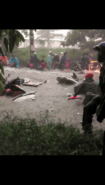 Clip nước chảy cuồn cuộn như lũ sau cơn mưa, cuốn phăng nhiều xe máy của công nhân