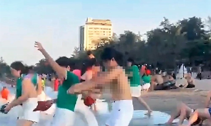 Clip nhóm nữ du khách cởi áo ngực để chơi team building trên bãi biển Cửa Lò