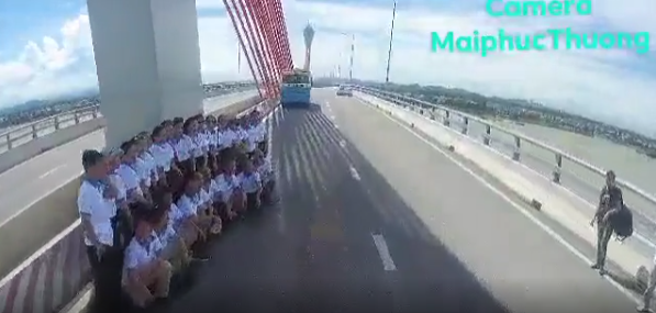 Nhóm 20 người dàn hàng ngang chụp ảnh trên cầu Cửa Hội suýt bị ôtô tải tông trúng